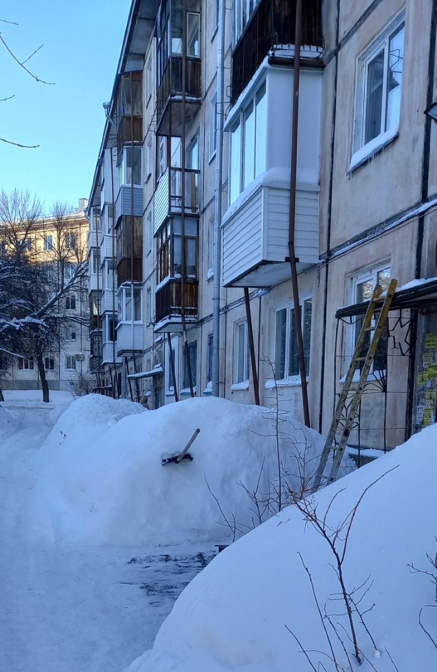 чистка снега с крыши. очистка кровли от сосулек. очистка крыш от снега. альпинисты сбивают сосульки. график расчистки крыш от снега и наледи.